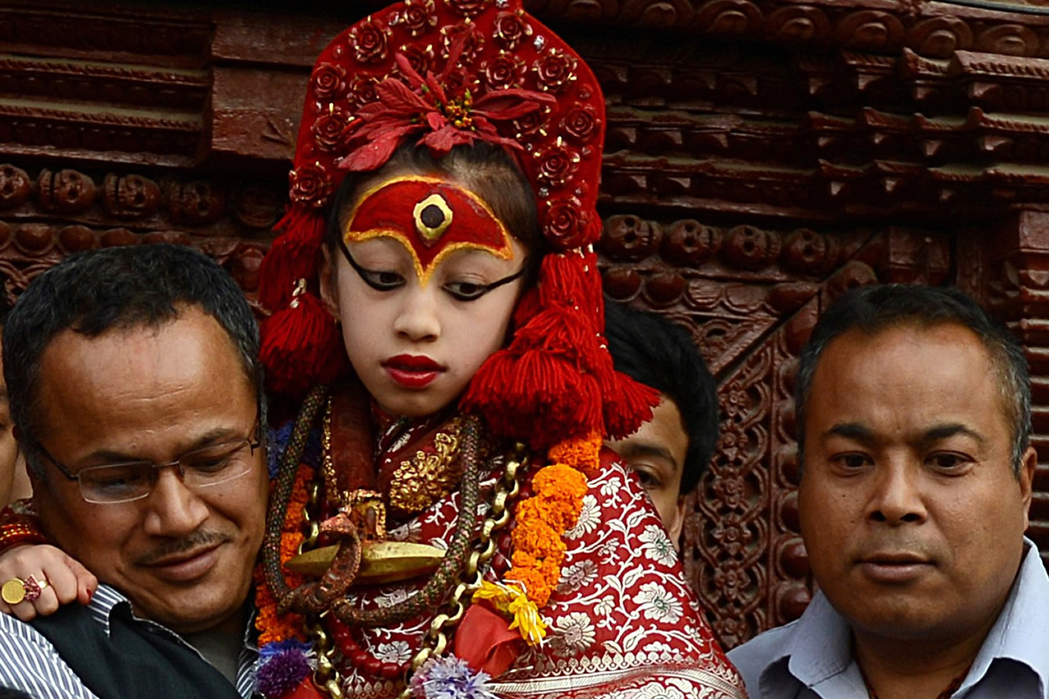 Samita Bajracharya, la diosa vivienta que adoran hindúes y budistas en Nepal