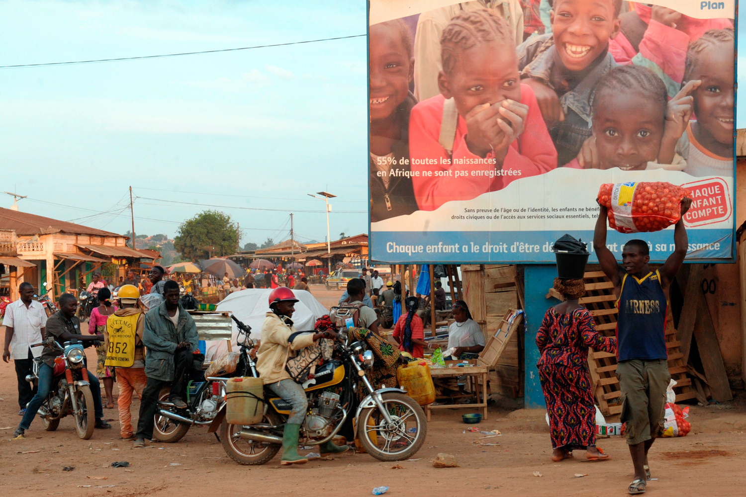 Sierra Leona cierra colegios, cines, discotecas para evitar la propagación del ébola
