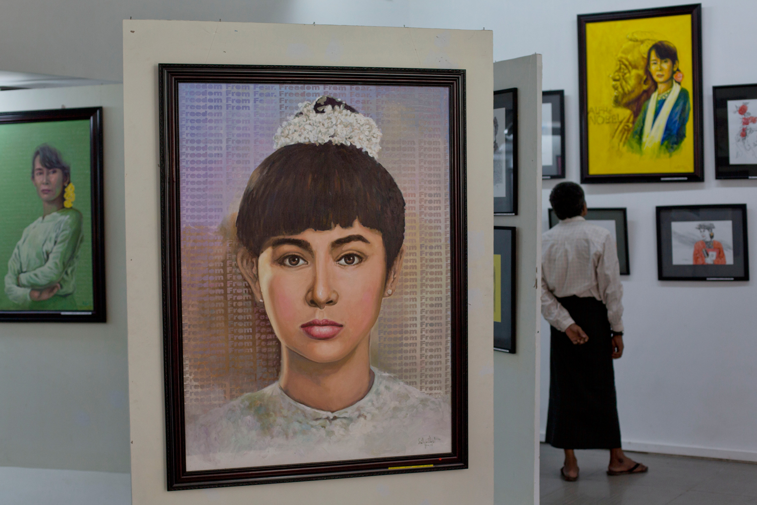 Un grupo de artistas birmanos crean 69 retratos para rendir un homenaje a Homenaje a Aung San Suu Ky