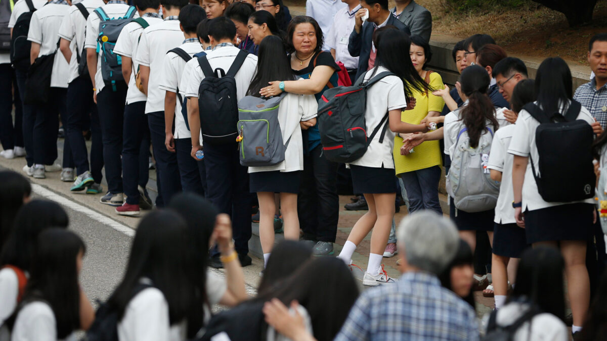 Regresan al colegio 70 estudiantes que sobrevivieron al hundimiento del ferry en Corea del Sur