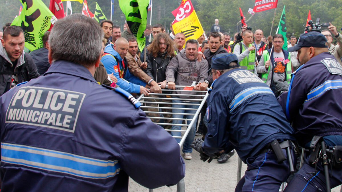 El gobierno socialista galo enfrenta su peor crisis y una huelga indefinida en el sector ferroviario