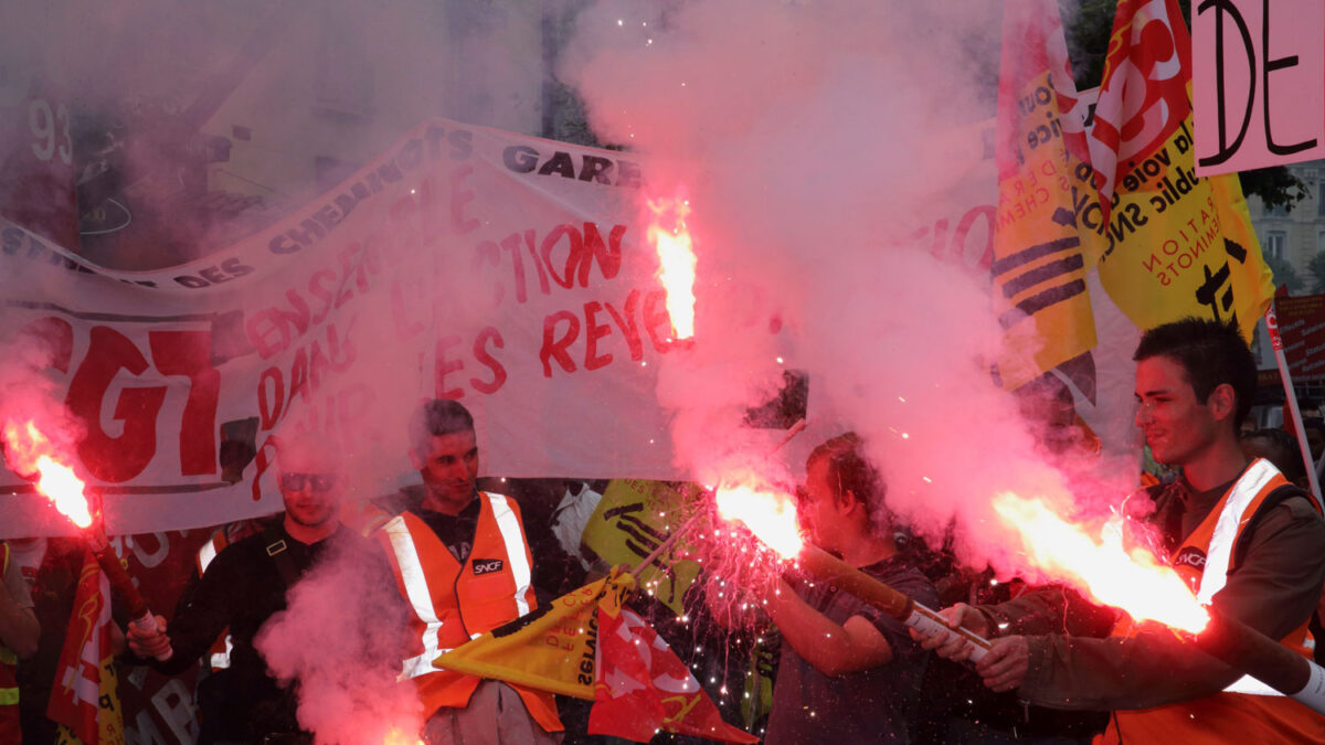 Trabajadores franceses marcharon en apoyo a huelga ferroviaria