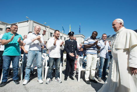 El Papa planta cara en Calabria a la mafia italiana