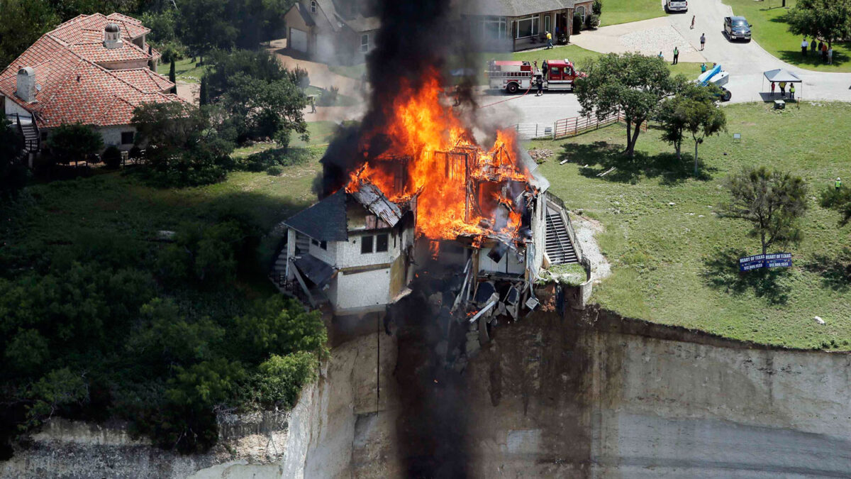 Los bomberos prenden fuego a una mansión espectacular.