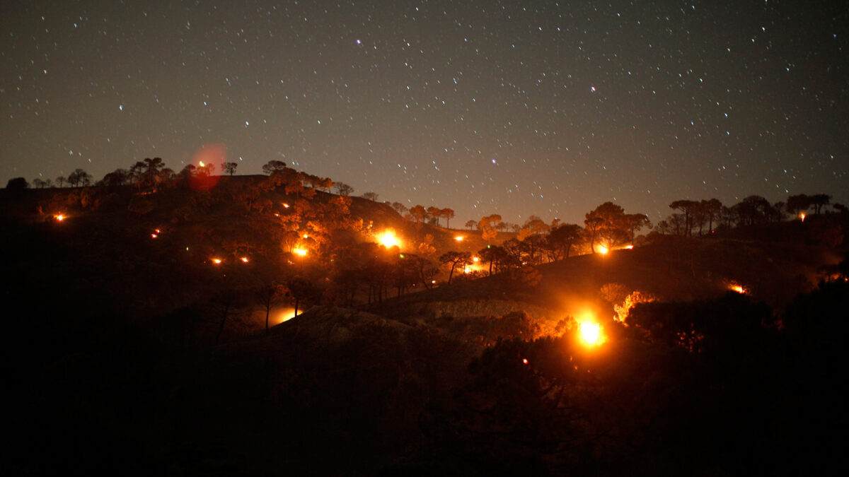 Continúan las labores de extinción del incendio que arrasa Cómpeta, Málaga