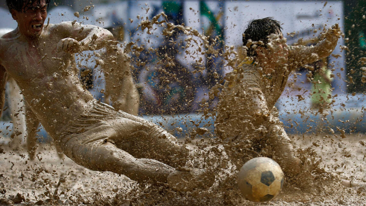 China rinde homenaje al Mundial de Brasil entre el barro