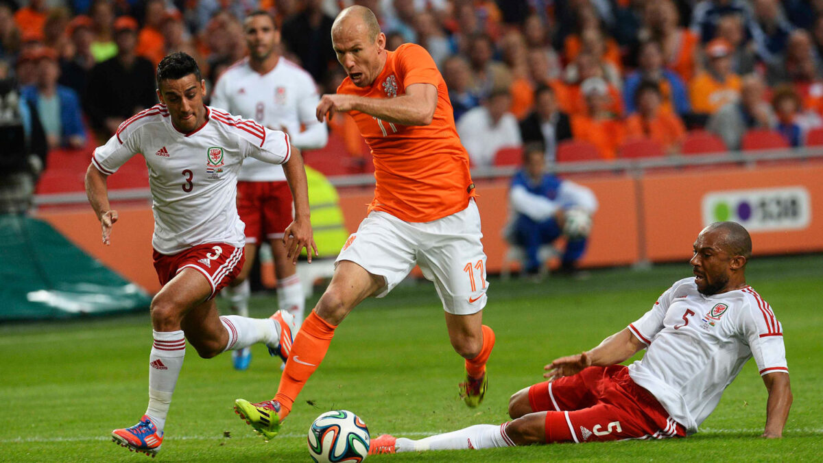 Holanda vence a Gales.