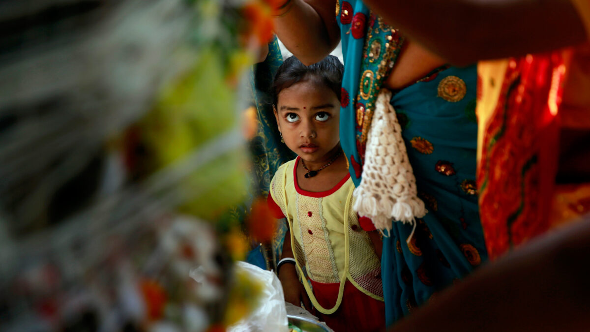 Las mujeres hindús de Mumbai celebran el festival de Vata Savitri Purnima en torno una higuera