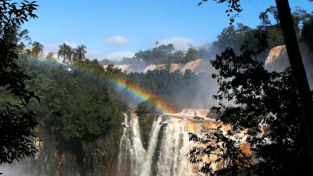 Las cataratas de Iguazú recuperan su caudal y traen de vuelta a los turistas