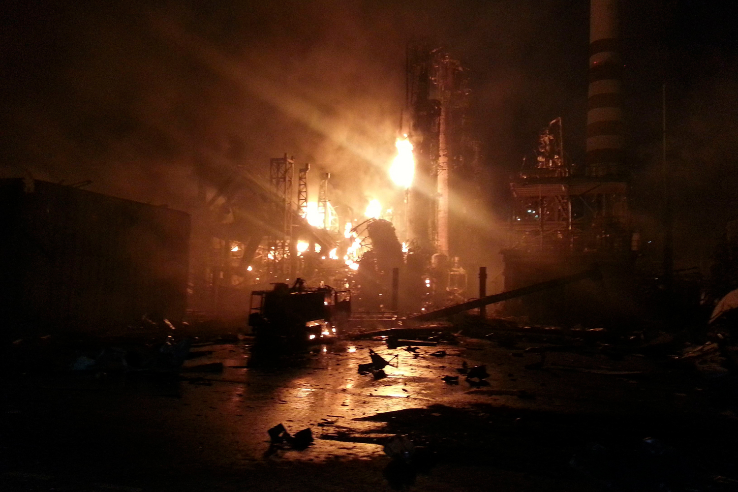 Mueren cinco personas en el incendio de una refinería en Achinsk, al sur de Siberia