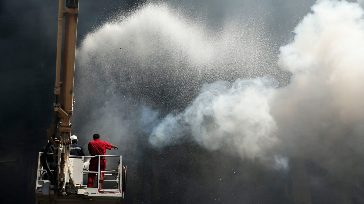 Luchan contra un incendio en un mercado de alfombras en Benghazi