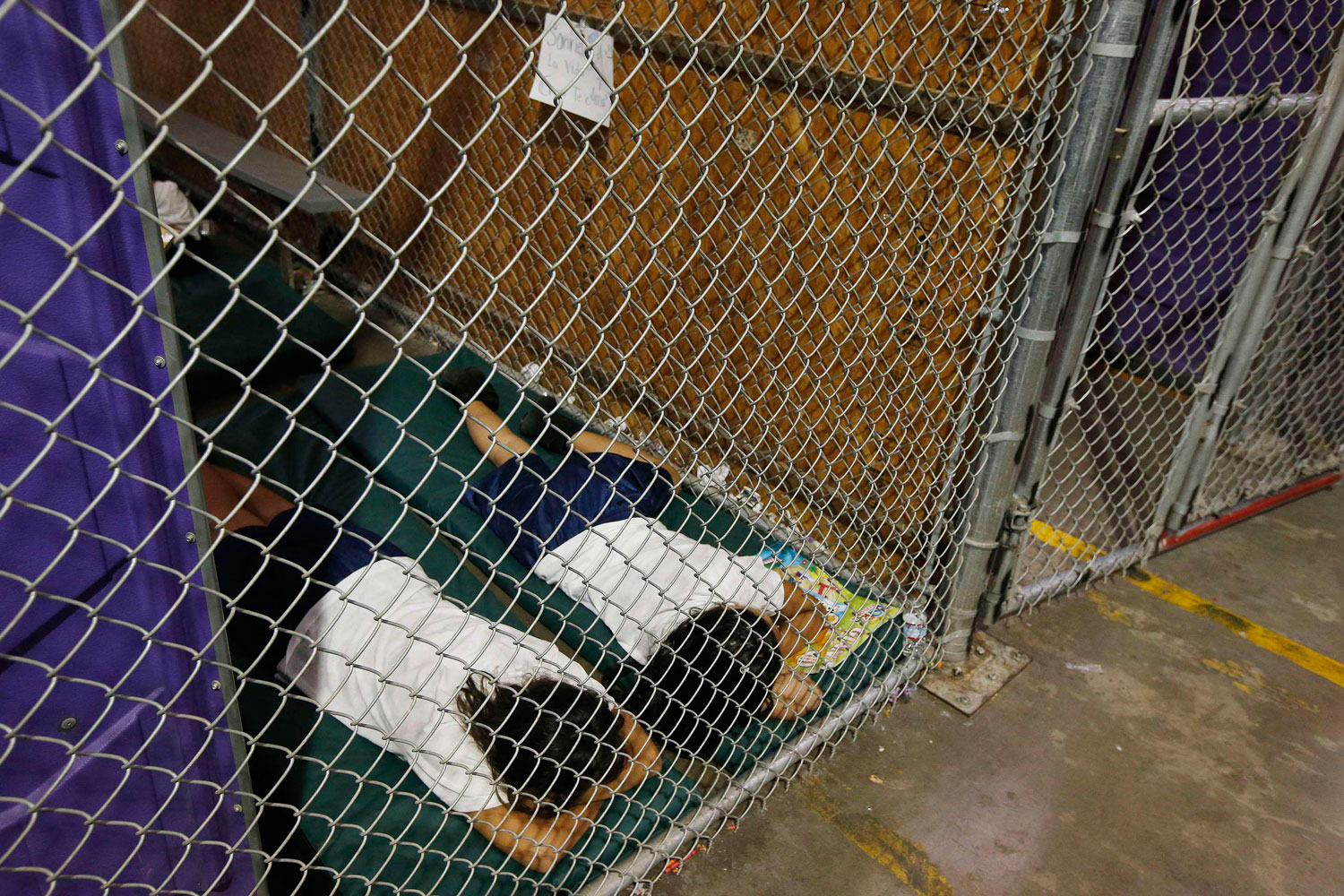 Miles de menores que cruzaron la frontera esperan, hacinados en celdas, ser transferidos a refugios