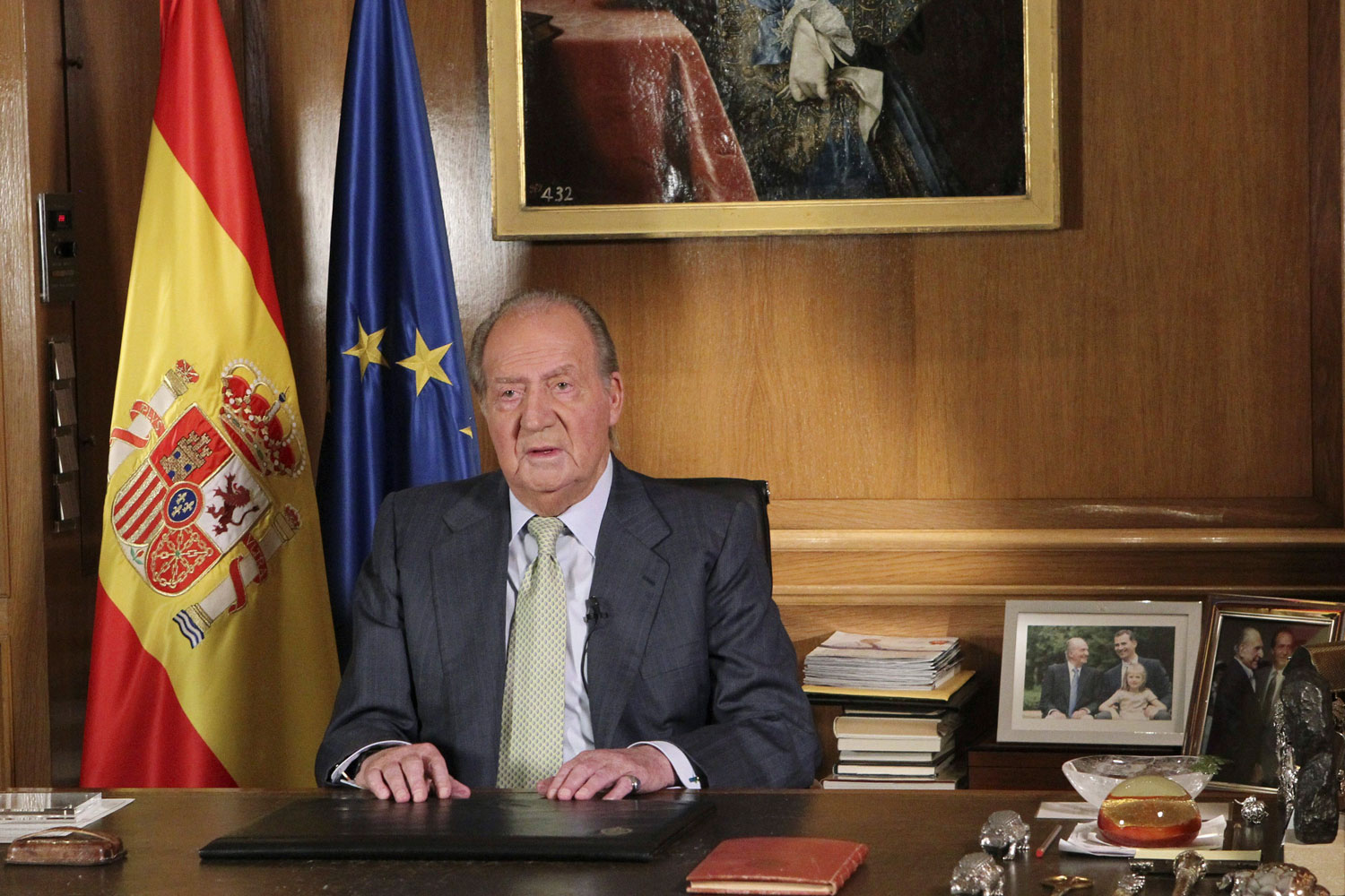 El rey Juan Carlos abdica, tras 39 años al frente de la monarquía.