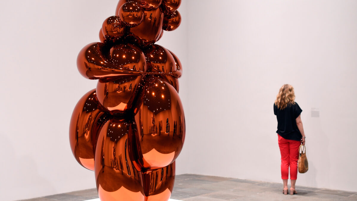 El artista contemporáneo Jeff Koons ofrece una retrospectiva de su carrera en el Museo Withney