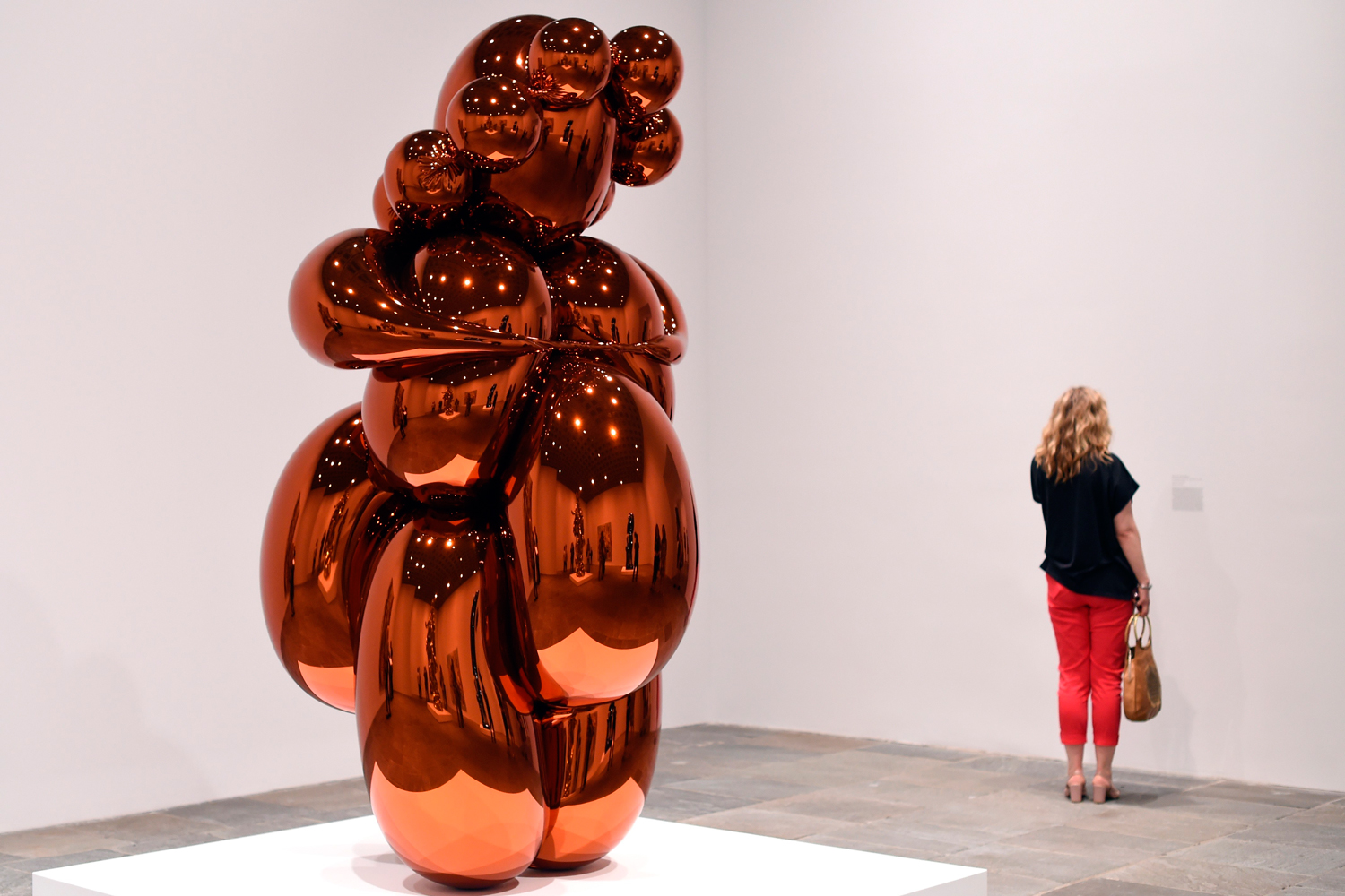 El artista contemporáneo Jeff Koons ofrece una retrospectiva de su carrera en el Museo Withney