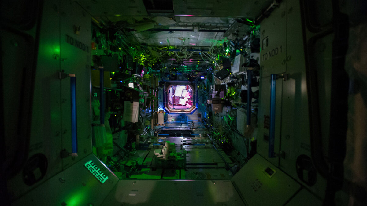 Dentro de la Estación Espacial Internacional