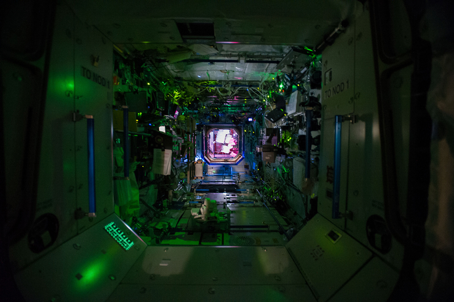 Dentro de la Estación Espacial Internacional