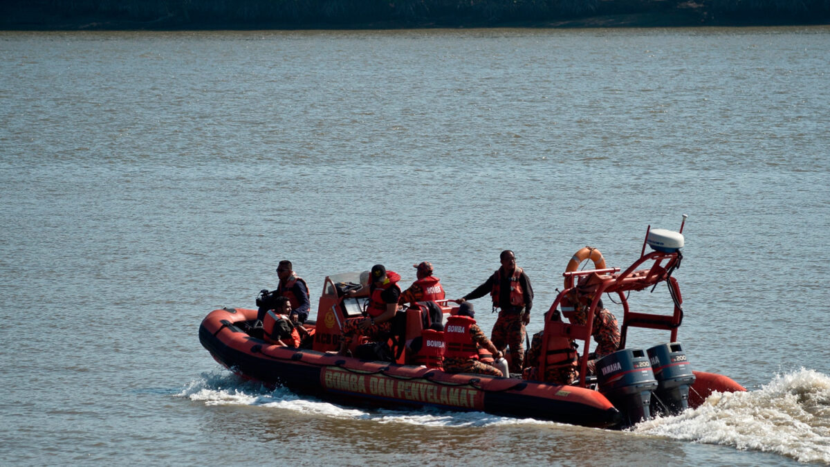 Cinco muertos y 37 desaparecidos tras el naufragio de un barco en Malasia