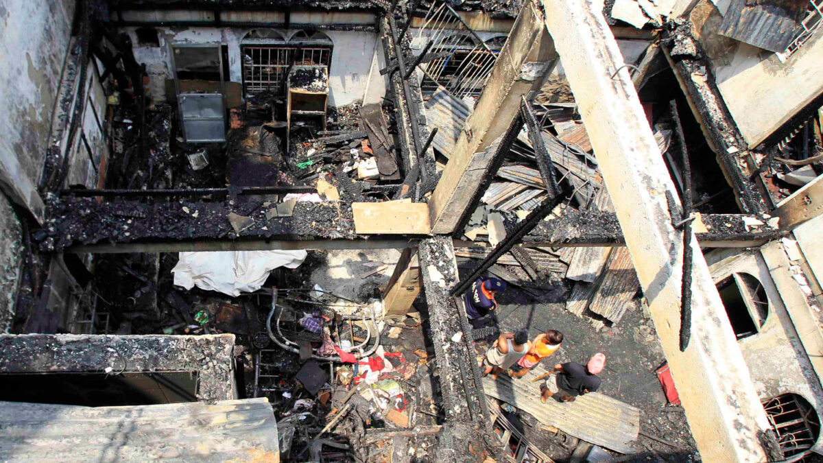 Mueren cinco personas en el incendio de un edificio de dos plantas en Tondo, Manila