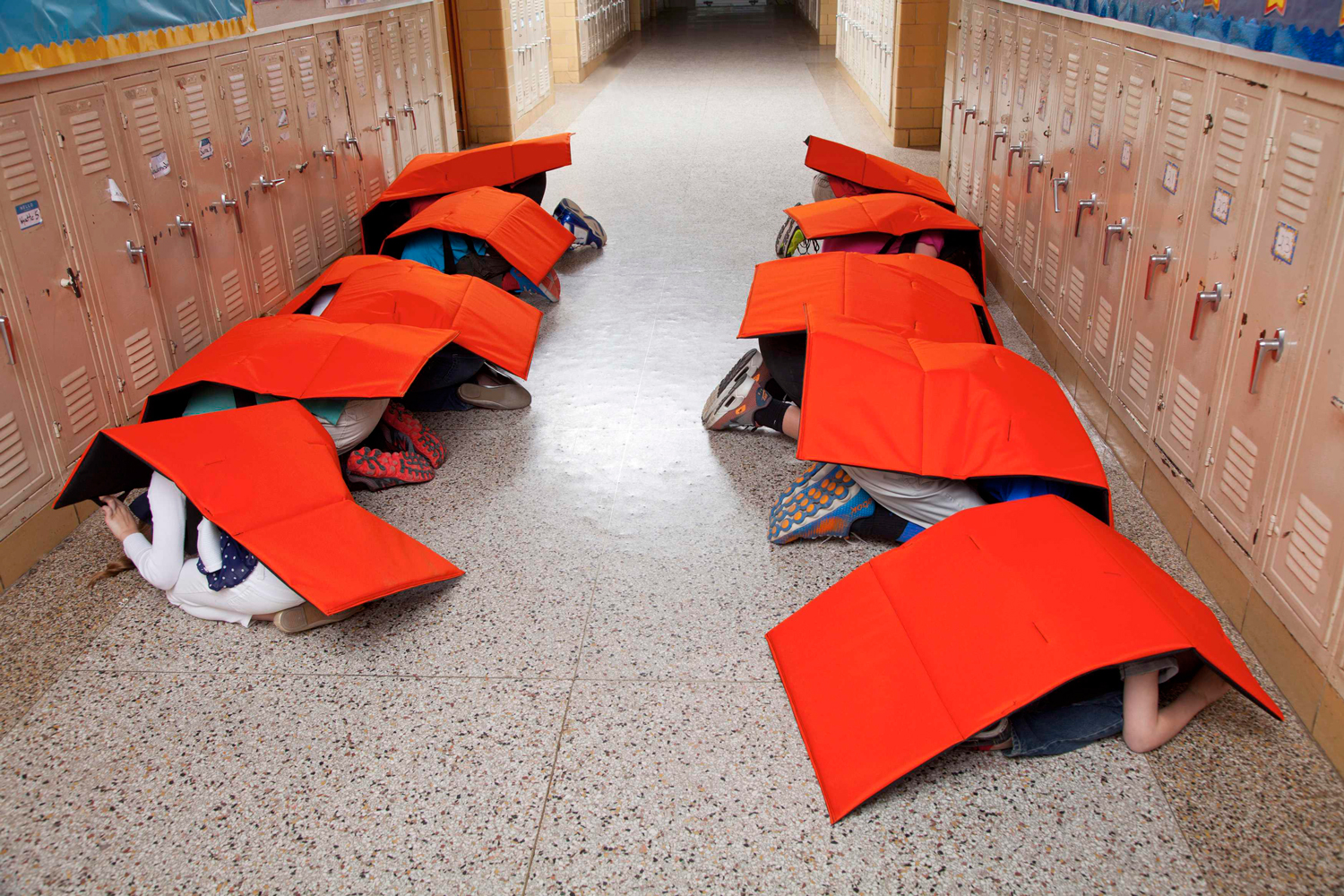 Un compañía de Oklahoma diseña una manta antibalas para proteger a niño y profesores de tiroteos