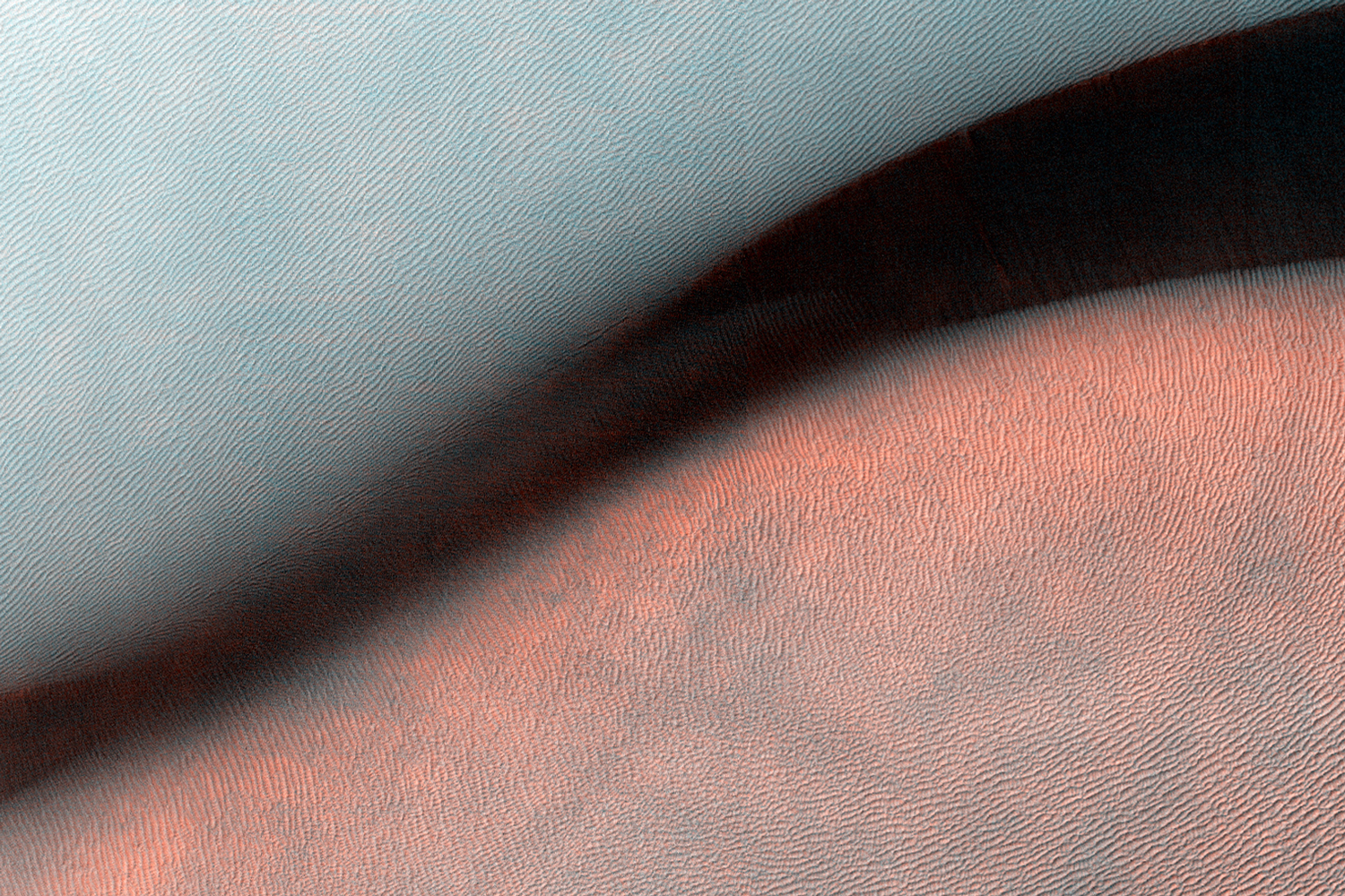 Os presentamos una drra gigante, un accidente geográfico originado por el viento en Marte