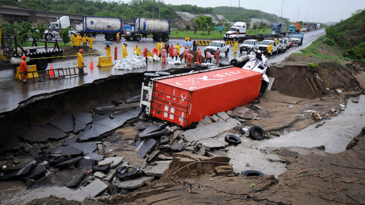 Depresión tropical causa inundaciones y destrozos en Veracruz