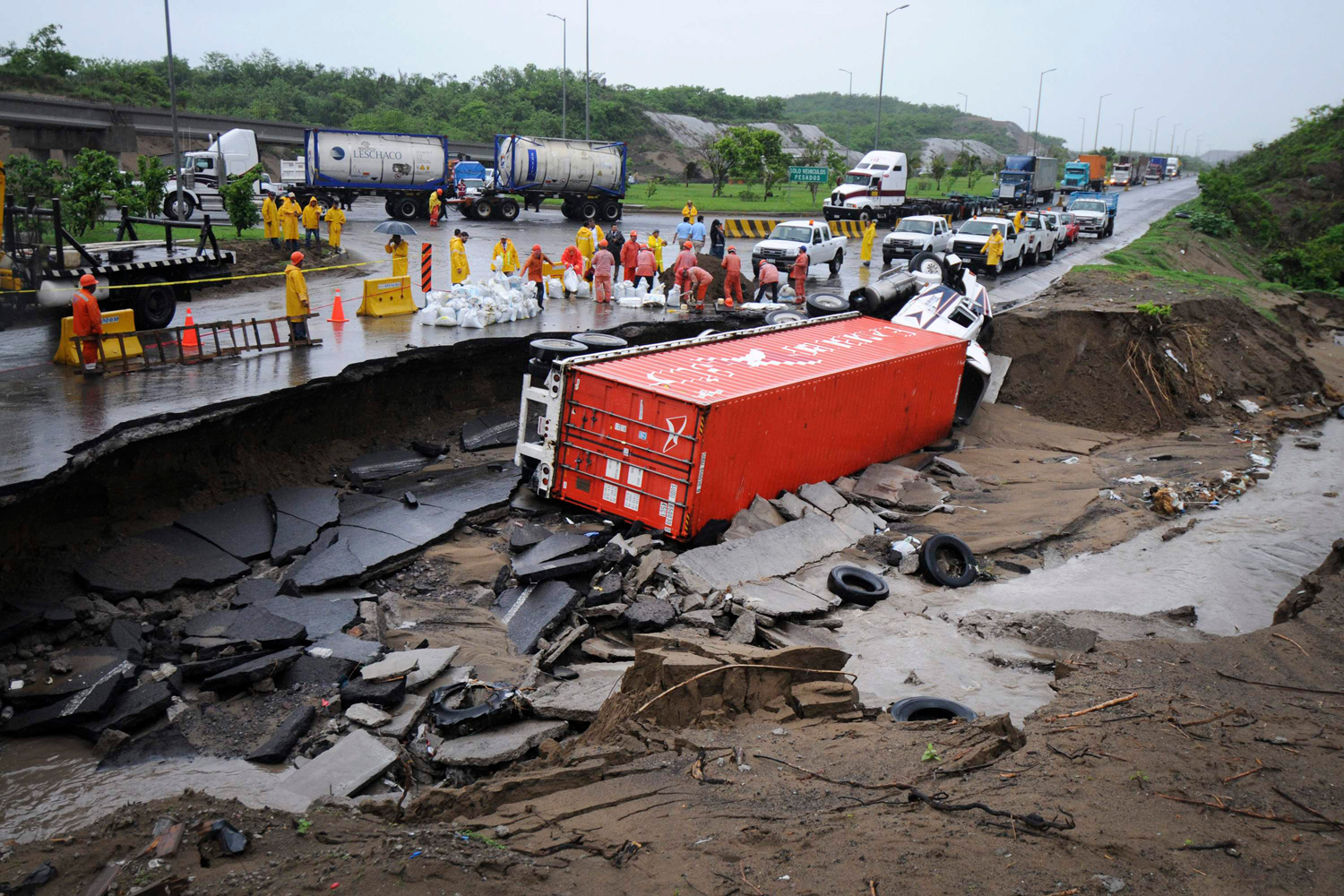 Depresión tropical causa inundaciones y destrozos en Veracruz