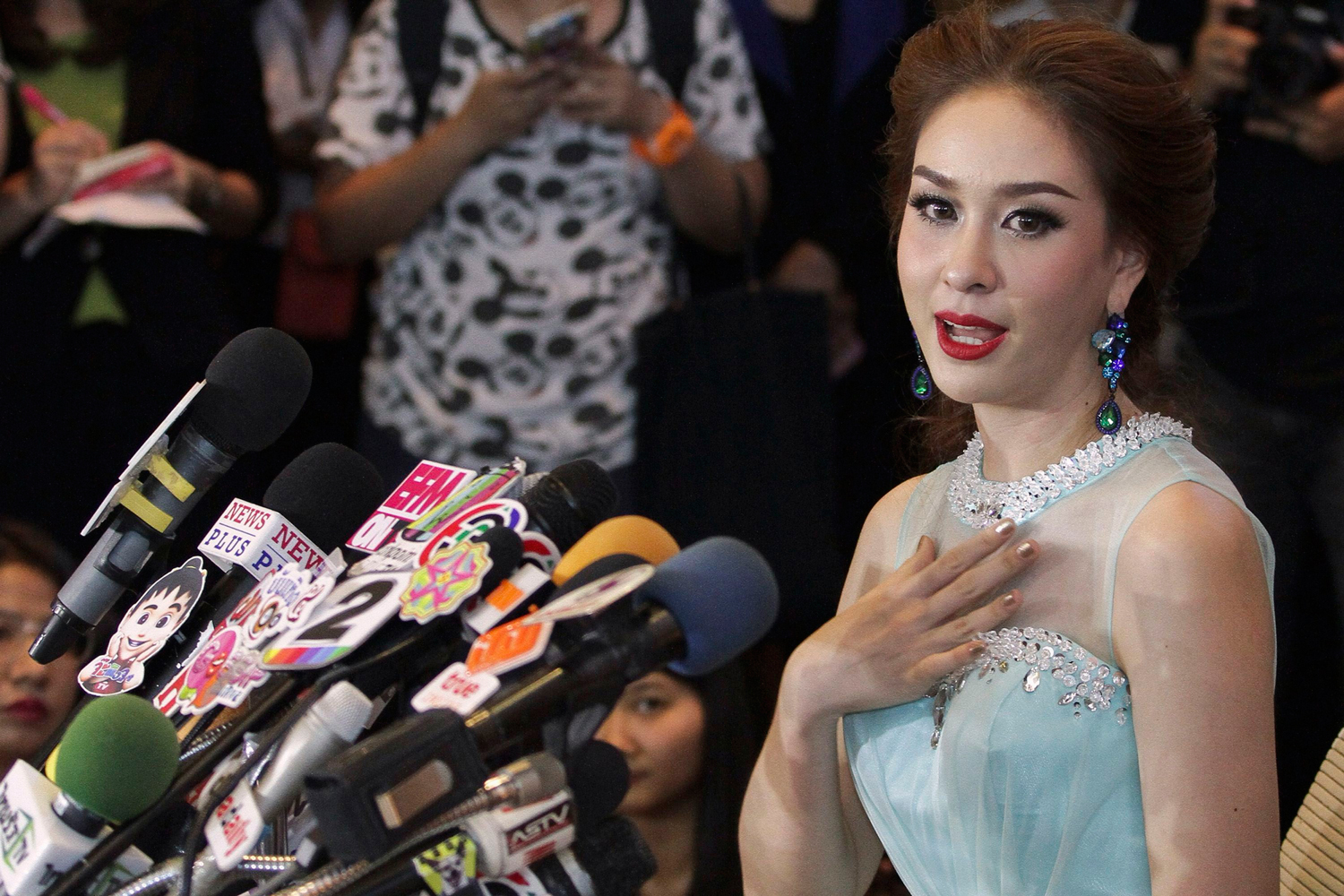 La crisis política acaba con el reinado de Mis Universo en Tailandia