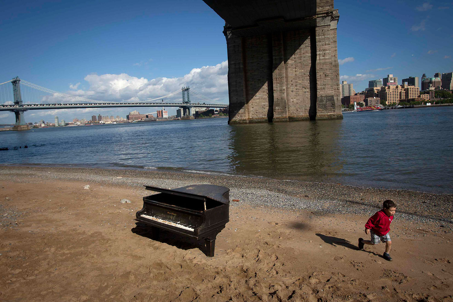 Un piano aparece a orillas del East River