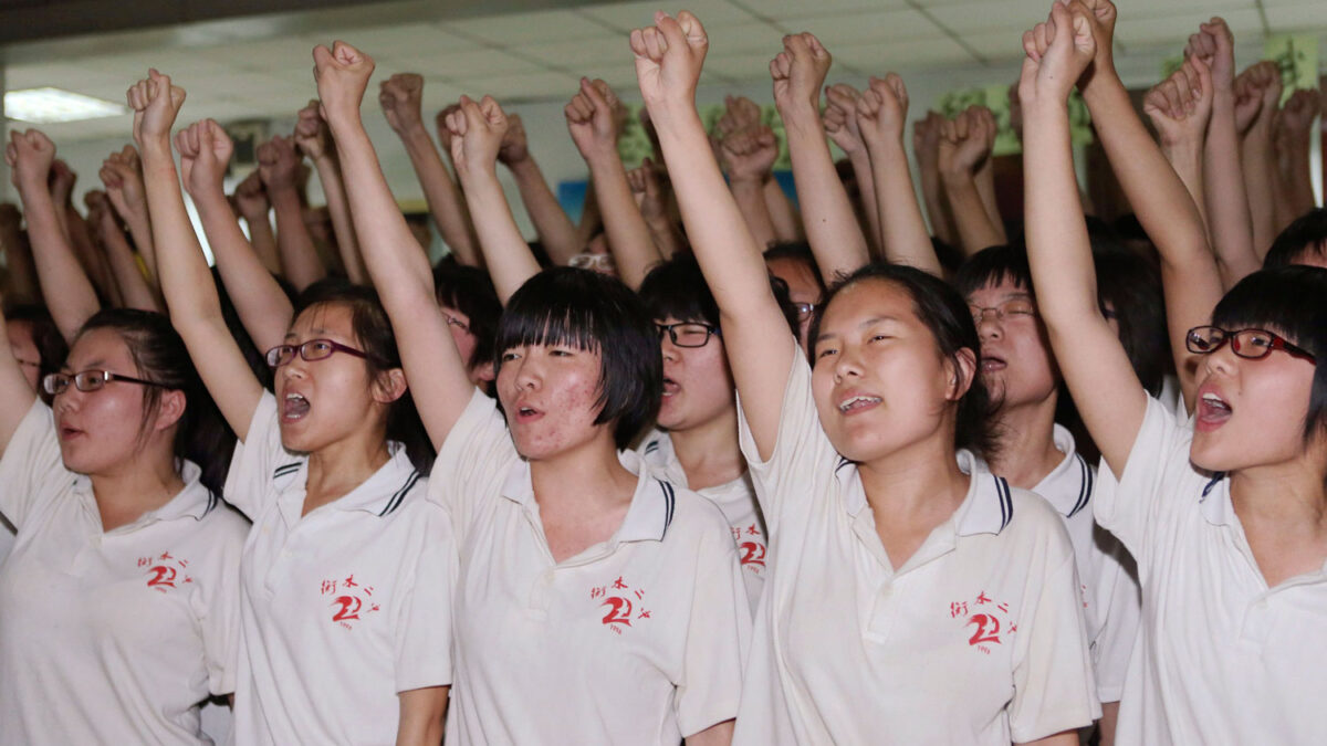 Los alumnos del Instituto Hengshui asisten refuerzan la moral antes del examen preuniversitario