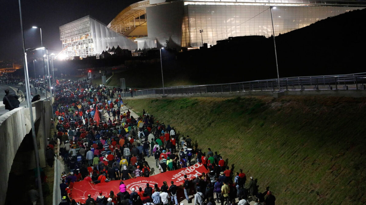 Personas sin hogar realizan una marcha pacífica en un estadio del Mundial.