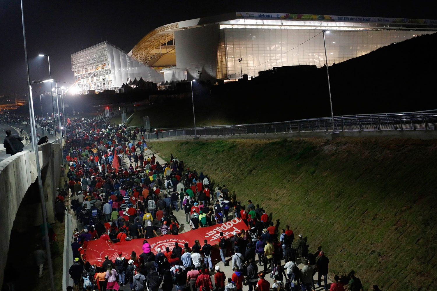 Personas sin hogar realizan una marcha pacífica en un estadio del Mundial.