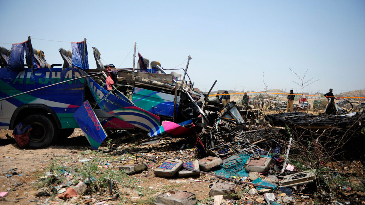 Mueren cuatro personas tras estrellarse un avión en Karachi