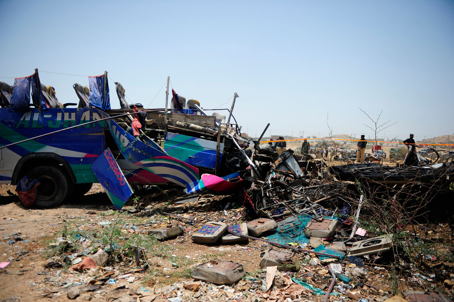 Mueren cuatro personas tras estrellarse un avión en Karachi