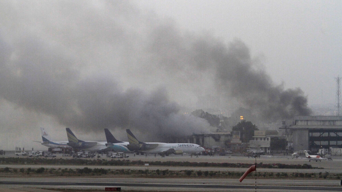 Al menos 30 personas han muerto en un ataque al aeropuerto internacional de Karachi