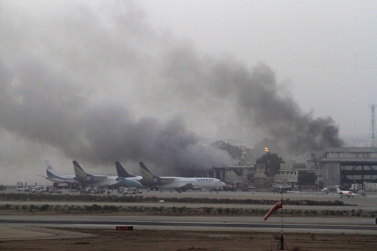 Al menos 30 personas han muerto en un ataque al aeropuerto internacional de Karachi