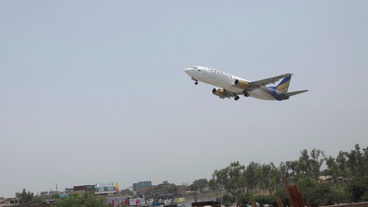 Aerolíneas árabes suspenden vuelos tras ataque en Pakistán