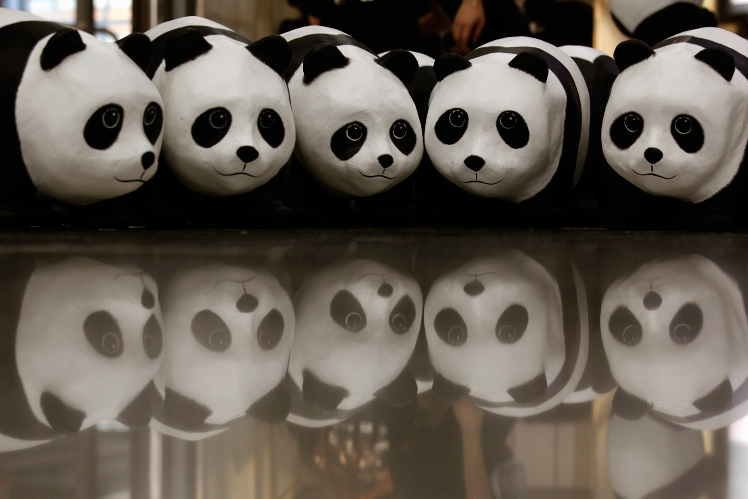 Los 1.600 pandas de papel del artista Paulo Grangeon aterrizan en el aeropuerto de Hong Kong