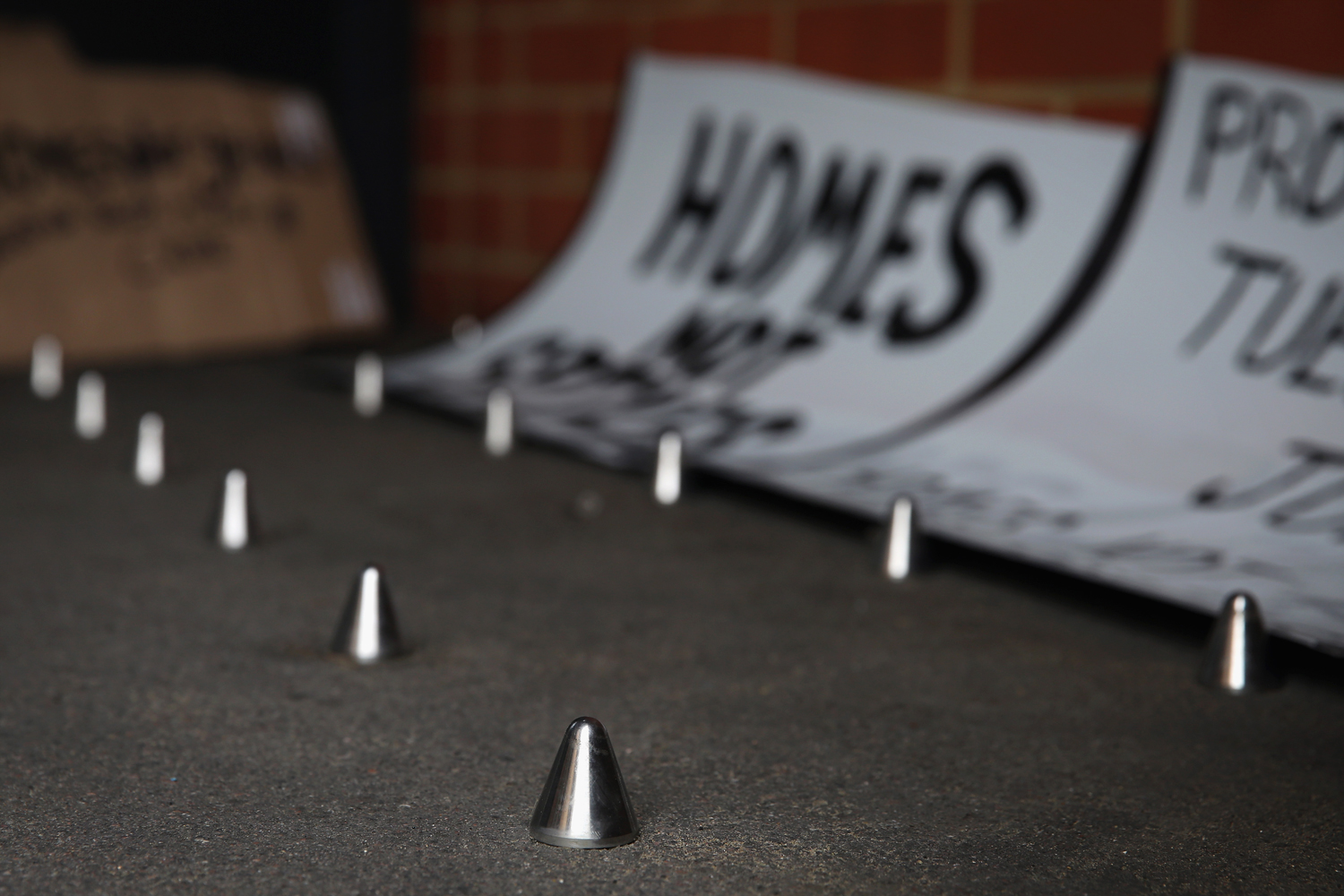 Instalan pinchos "anti-indigentes" en la puerta de un bloque de viviendas en Londres