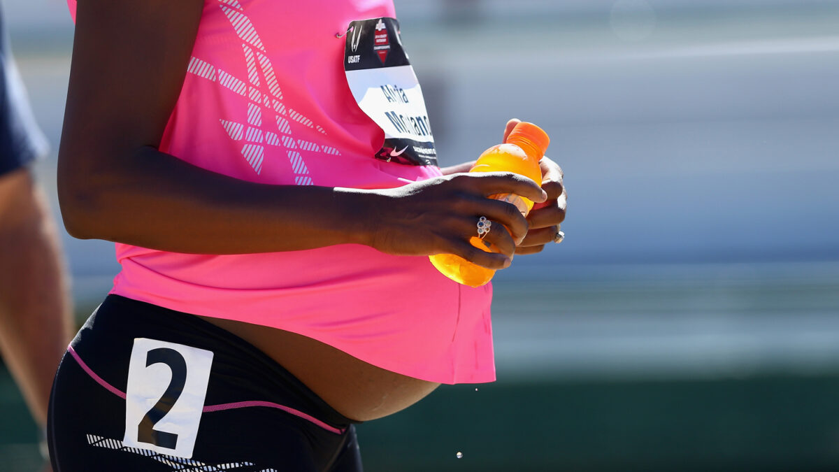 Atleta corre los 800 metros embarazada de 34 semanas.