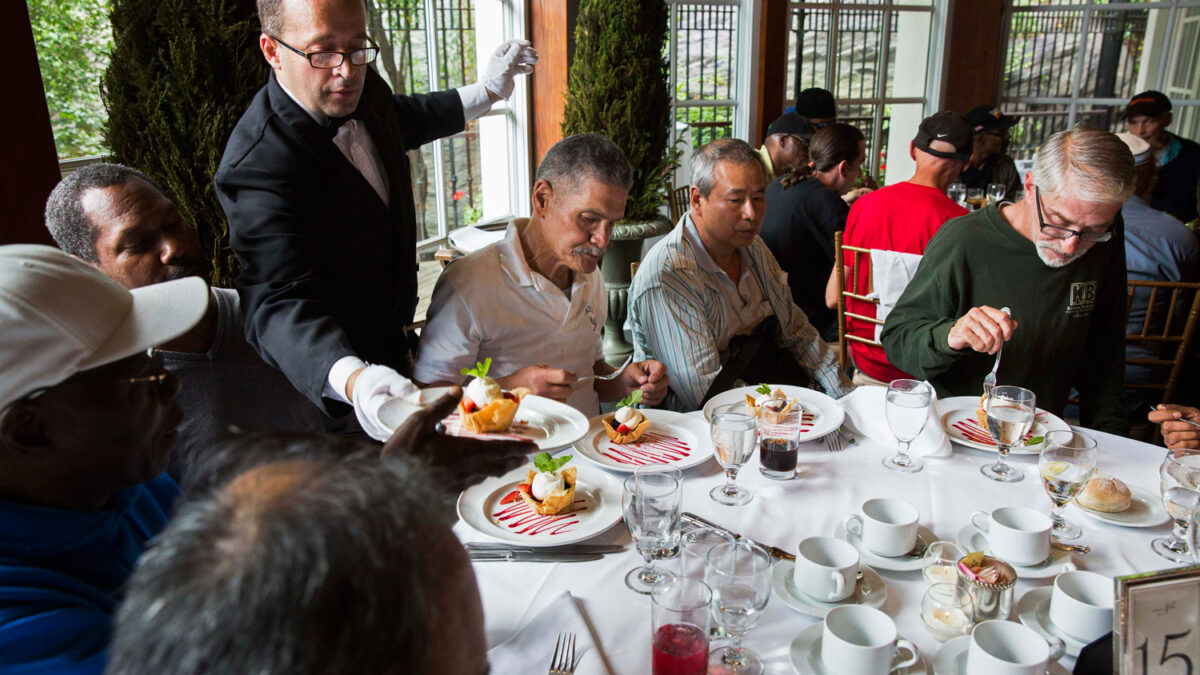 Un multimillonario chino invita a comer a 250 indigentes en un restaurante de lujo de Nueva York