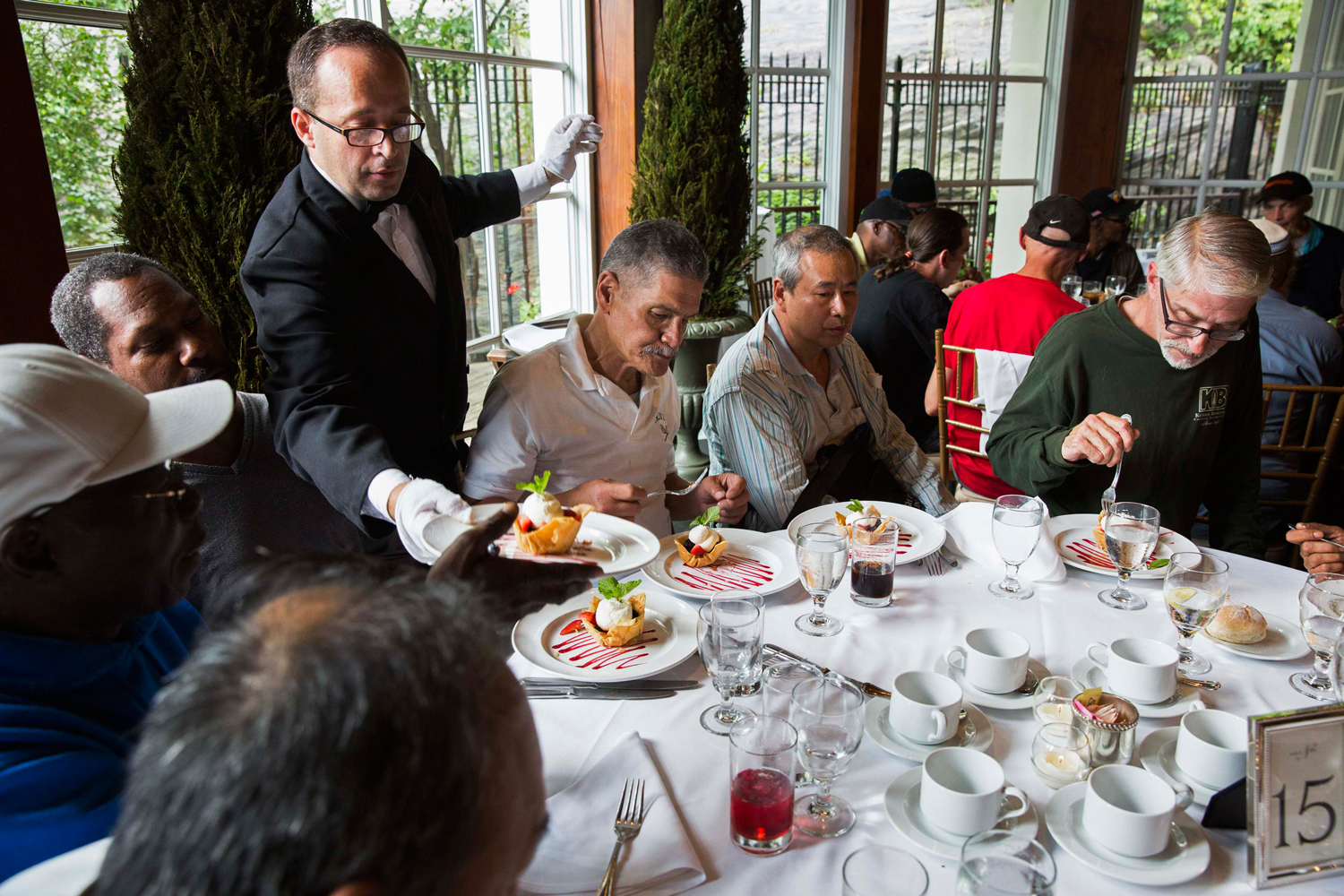Un multimillonario chino invita a comer a 250 indigentes en un restaurante de lujo de Nueva York