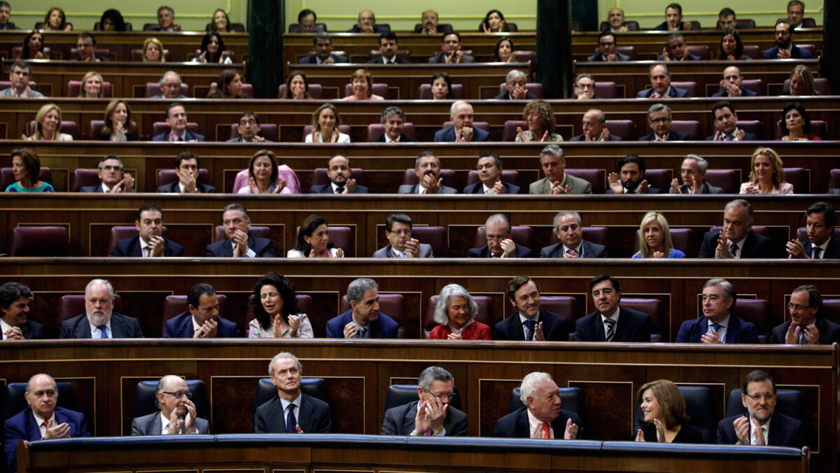 El Congreso ratifica la abdicación del Rey.