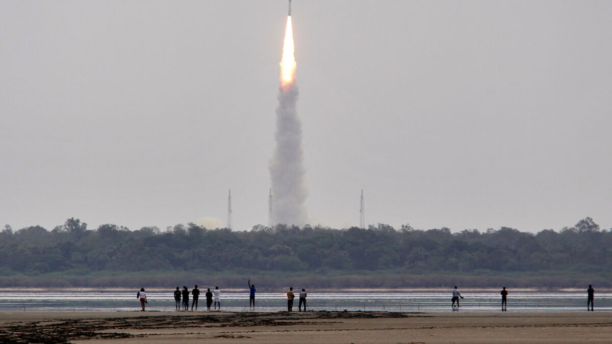 India lanza cinco satélites extranjeros