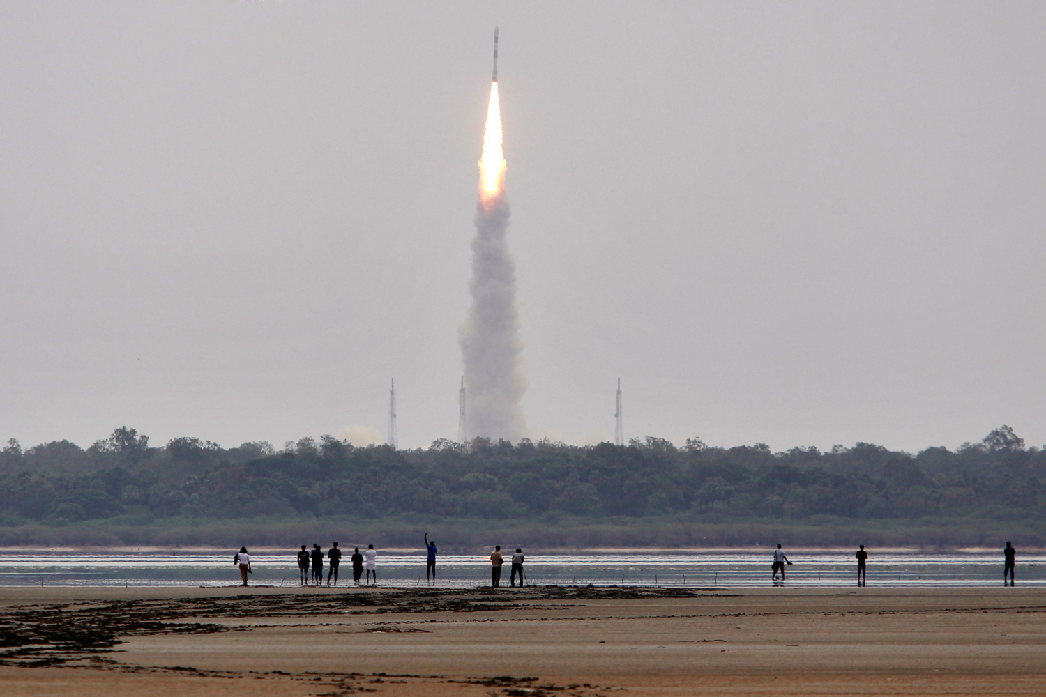 India lanza cinco satélites extranjeros