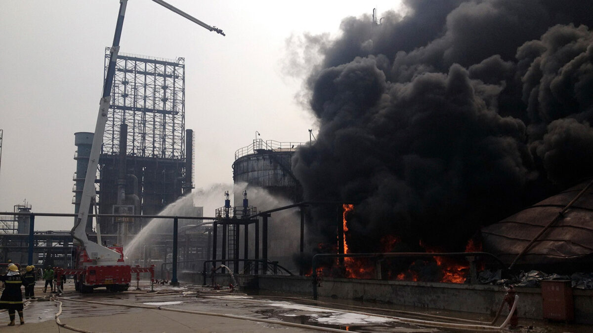 Explotan tres tanques de petróleo en una refinería de Sinopec en Nanjing