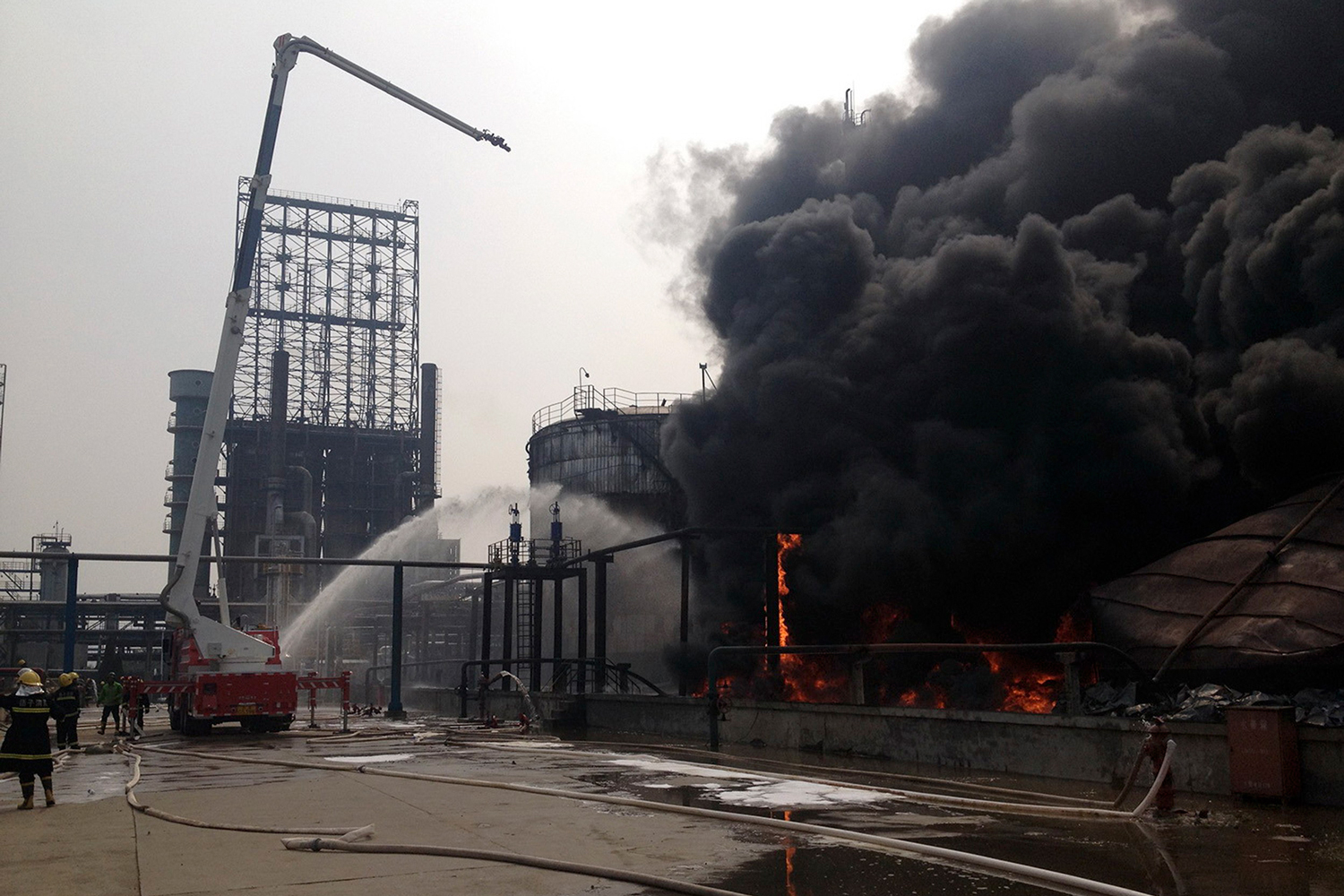 Explotan tres tanques de petróleo en una refinería de Sinopec en Nanjing