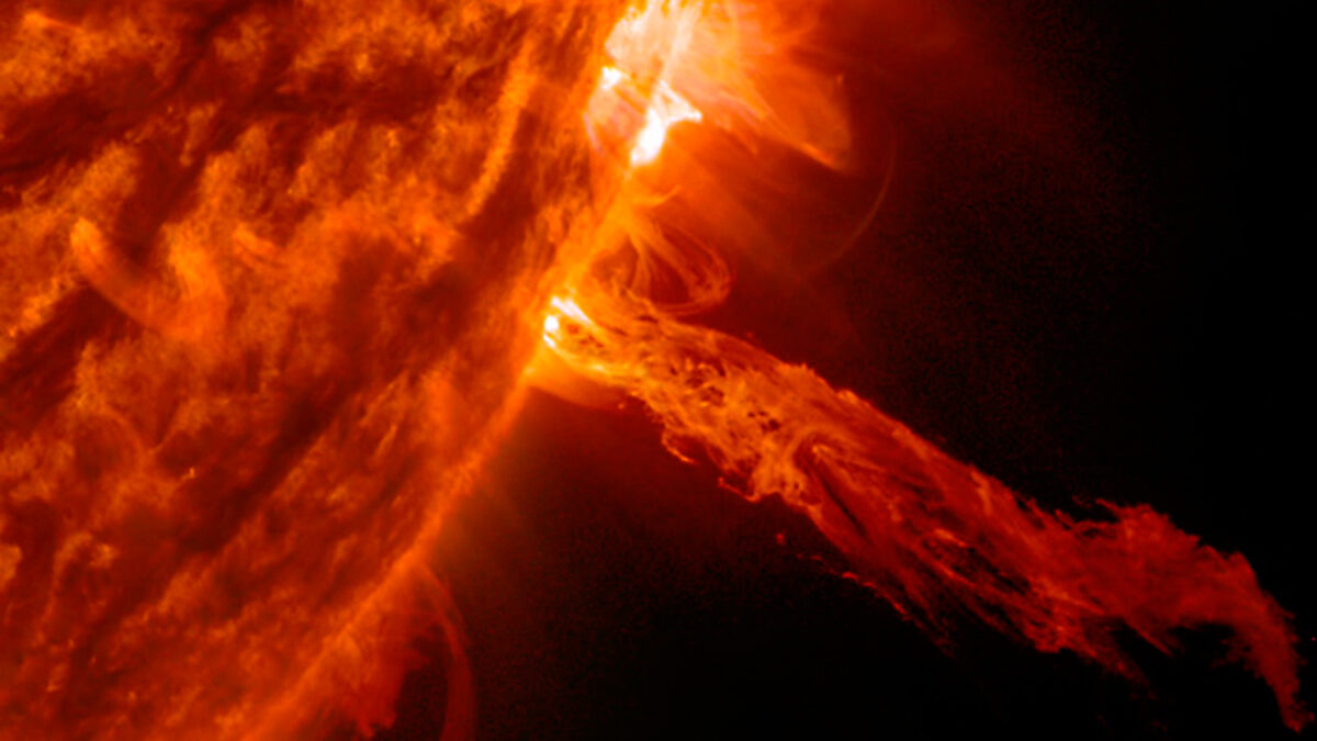 La NASA capta un chorro de plasma que sale y vuelve a caer al Sol