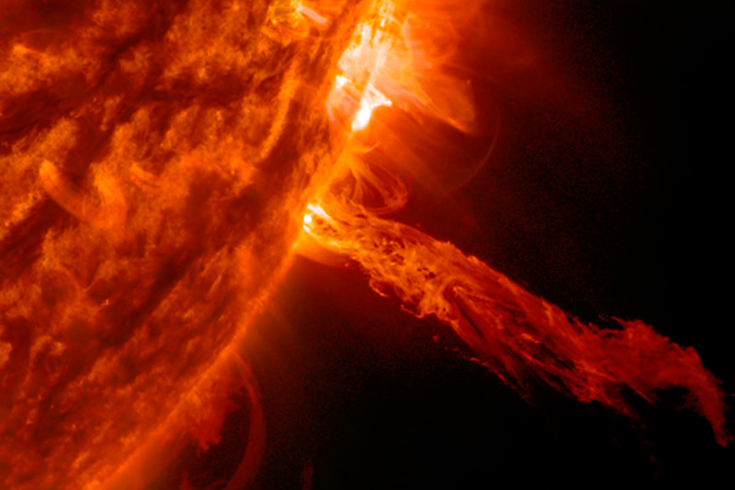 La NASA capta un chorro de plasma que sale y vuelve a caer al Sol