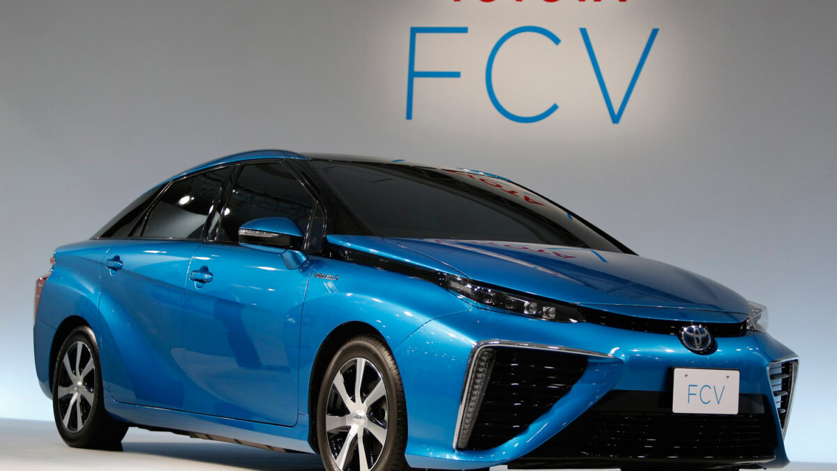 Toyota presenta el primer automóvil que funciona con pila de combustible